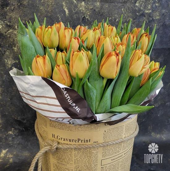 Букет из 51 оранжевого пионовидного тюльпана в шляпной коробке 