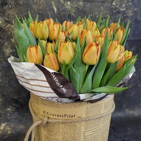 Букет из 51 оранжевого пионовидного тюльпана в шляпной коробке 