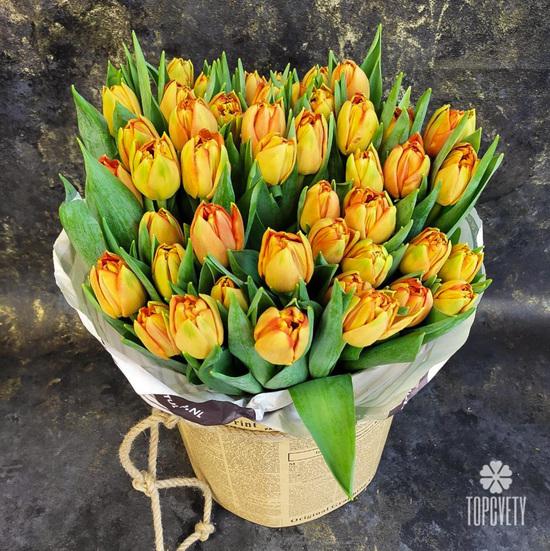 Букет из 51 оранжевого пионовидного тюльпана в шляпной коробке 