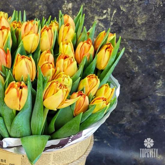 Букет из 51 оранжевого пионовидного тюльпана в шляпной коробке 