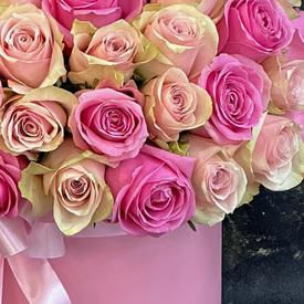 Композиция из 75 розовых роз микс в коробке