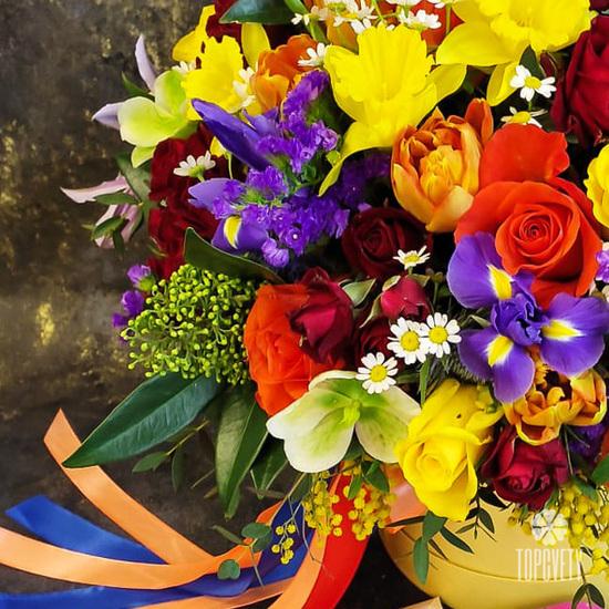 Букет из роз,  тюльпанов, нарциссов и ирисов в коробке 