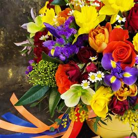 Букет из роз,  тюльпанов, нарциссов и ирисов в коробке 