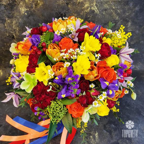 Букет из роз,  тюльпанов, нарциссов и ирисов в коробке 