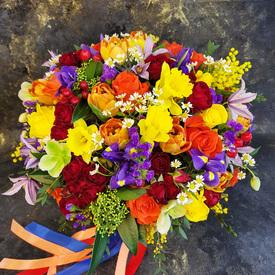 Букет из роз,  тюльпанов, нарциссов и ирисов в коробке 