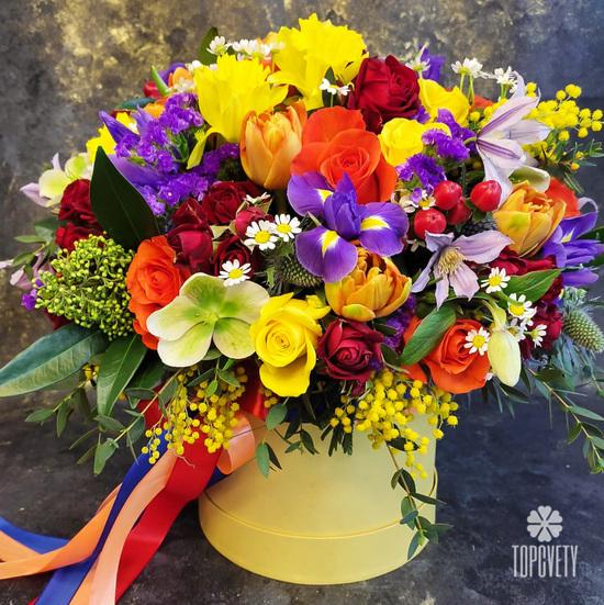 Букет из роз,  тюльпанов, нарциссов и ирисов в коробке 