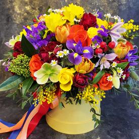 Букет из роз,  тюльпанов, нарциссов и ирисов в коробке 