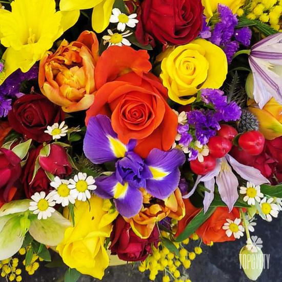 Букет из роз,  тюльпанов, нарциссов и ирисов в коробке 