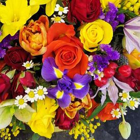 Букет из роз,  тюльпанов, нарциссов и ирисов в коробке 