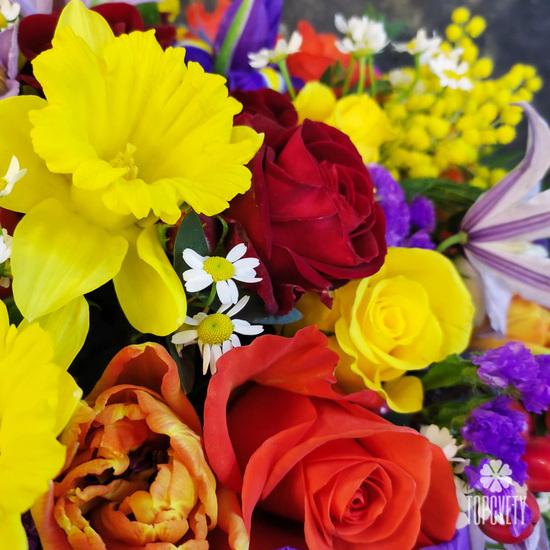 Букет из роз,  тюльпанов, нарциссов и ирисов в коробке 