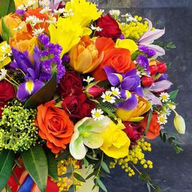 Букет из роз,  тюльпанов, нарциссов и ирисов в коробке 