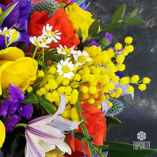 Букет из роз,  тюльпанов, нарциссов и ирисов в коробке 