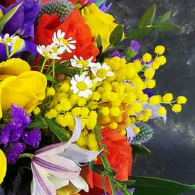 Букет из роз,  тюльпанов, нарциссов и ирисов в коробке 