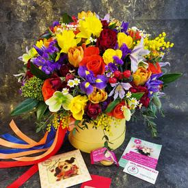 Букет из роз,  тюльпанов, нарциссов и ирисов в коробке 