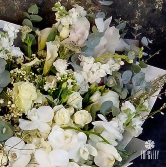 Букет из орхидей, гортензии и кустовых роз