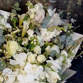 Букет из орхидей, гортензии и кустовых роз
