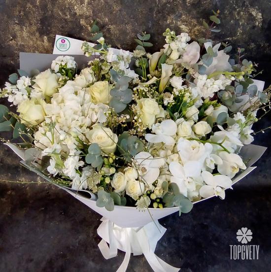 Букет из орхидей, гортензии и кустовых роз