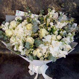 Букет из орхидей, гортензии и кустовых роз