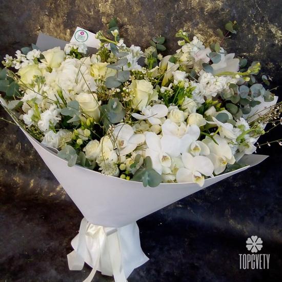 Букет из орхидей, гортензии и кустовых роз