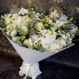 Букет из орхидей, гортензии и кустовых роз