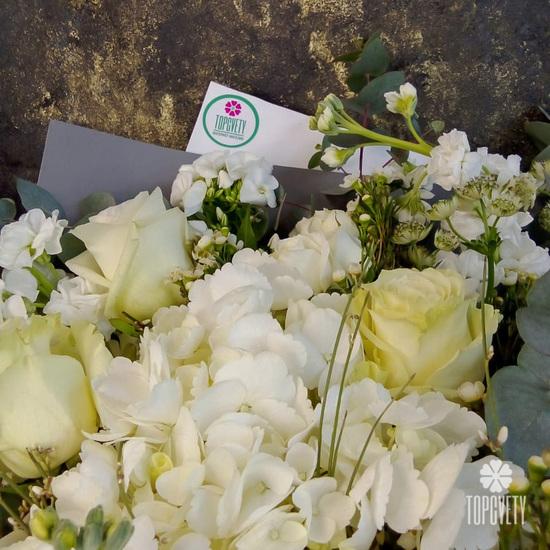 Букет из орхидей, гортензии и кустовых роз