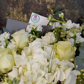 Букет из орхидей, гортензии и кустовых роз