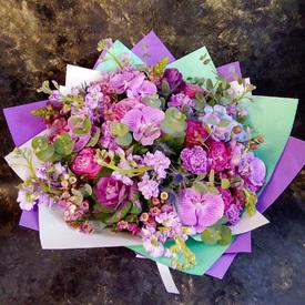 Букет из орхидей, гортензий и роз 