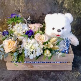 Композиция из роз и гортензий с игрушкой в ящике