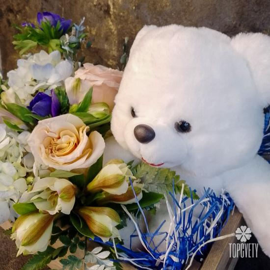 Композиция из роз и гортензий с игрушкой в ящике