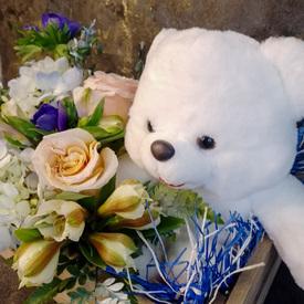 Композиция из роз и гортензий с игрушкой в ящике