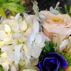 Композиция из роз и гортензий с игрушкой в ящике