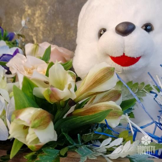 Композиция из роз и гортензий с игрушкой в ящике