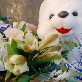 Композиция из роз и гортензий с игрушкой в ящике