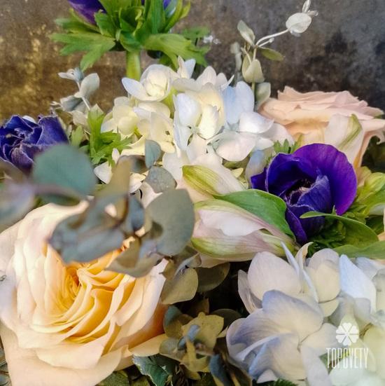 Композиция из роз и гортензий с игрушкой в ящике