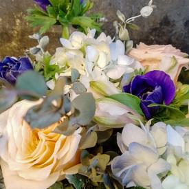 Композиция из роз и гортензий с игрушкой в ящике