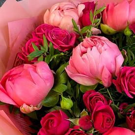 Букет из красных роз и пионов 