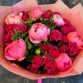 Букет из красных роз и пионов 