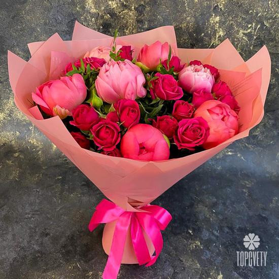 Букет из красных роз и пионов 