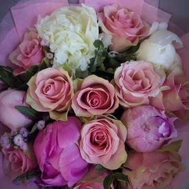 Букет из роз и пионов 