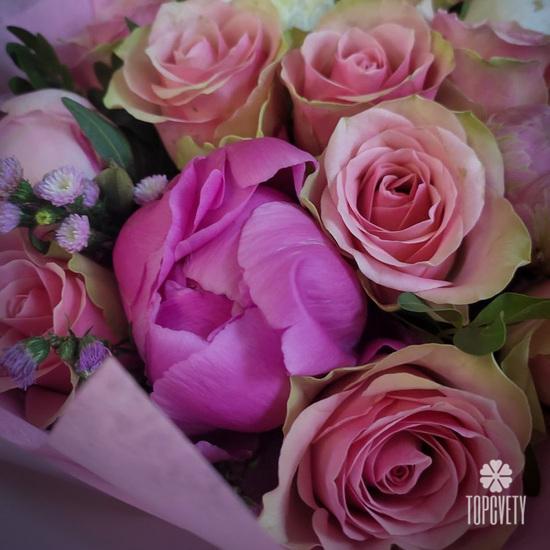 Букет из роз и пионов 