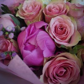 Букет из роз и пионов 