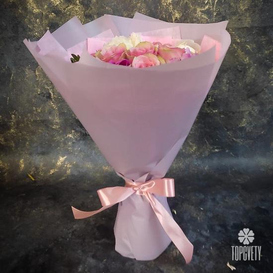 Букет из роз и пионов 
