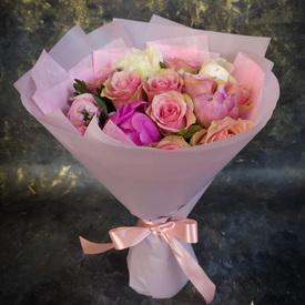 Букет из роз и пионов 