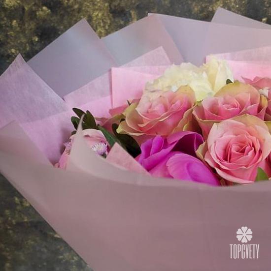 Букет из роз и пионов 