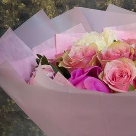 Букет из роз и пионов 