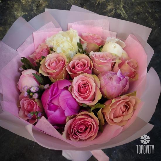 Букет из роз и пионов 