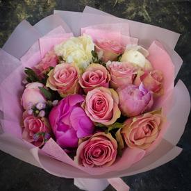 Букет из роз и пионов 