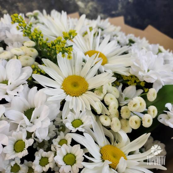 Букет из ромашек и белых хризантем