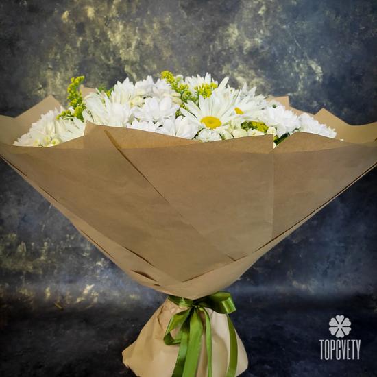 Букет из ромашек и белых хризантем