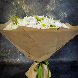 Букет из ромашек и белых хризантем